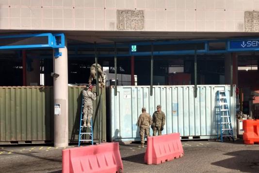 Контейнеры с колючей проволокой на границе с Мексикой