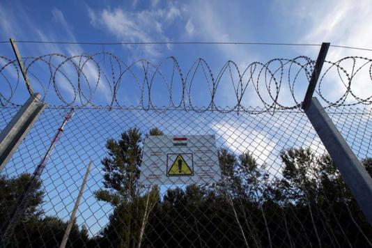 Забор с колючей проволокой на границе Венгии с Сербией