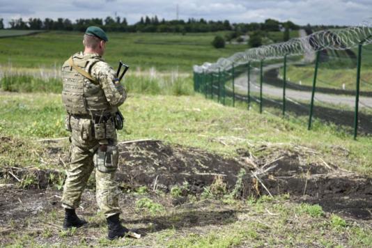 Забор с колючей проволокой на границе с Россией