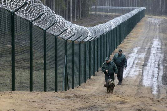 Забор и колючая проволока на границе Латвии и России