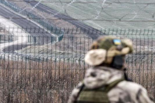 Забор и колючая проволока на границе Украины с Россией