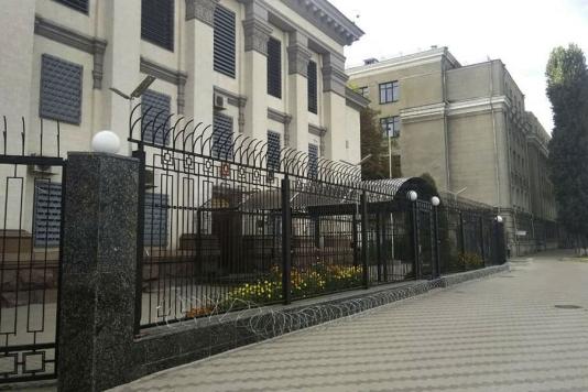 Колючая проволока снимается с забора посольства России в Киеве