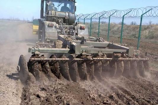 Забор и колючая проволока на границе с Россией