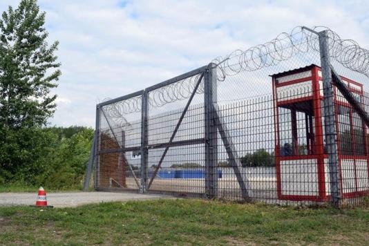 Колючая проволока и забор на границе Вернгрии
