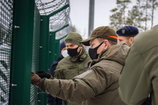 Колючая проволока на границе Эстонии с РФ