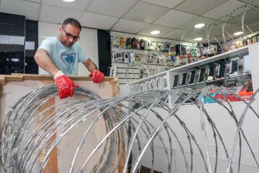 Колючая проволока в магазине мобильных телефонов