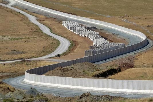 Строительство стены на границе Турции с Ираном