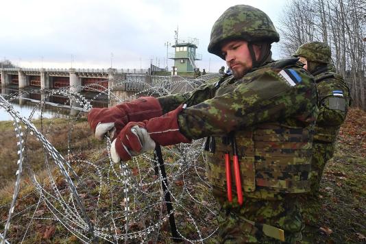 Колючая проволока на берегу Нарвы