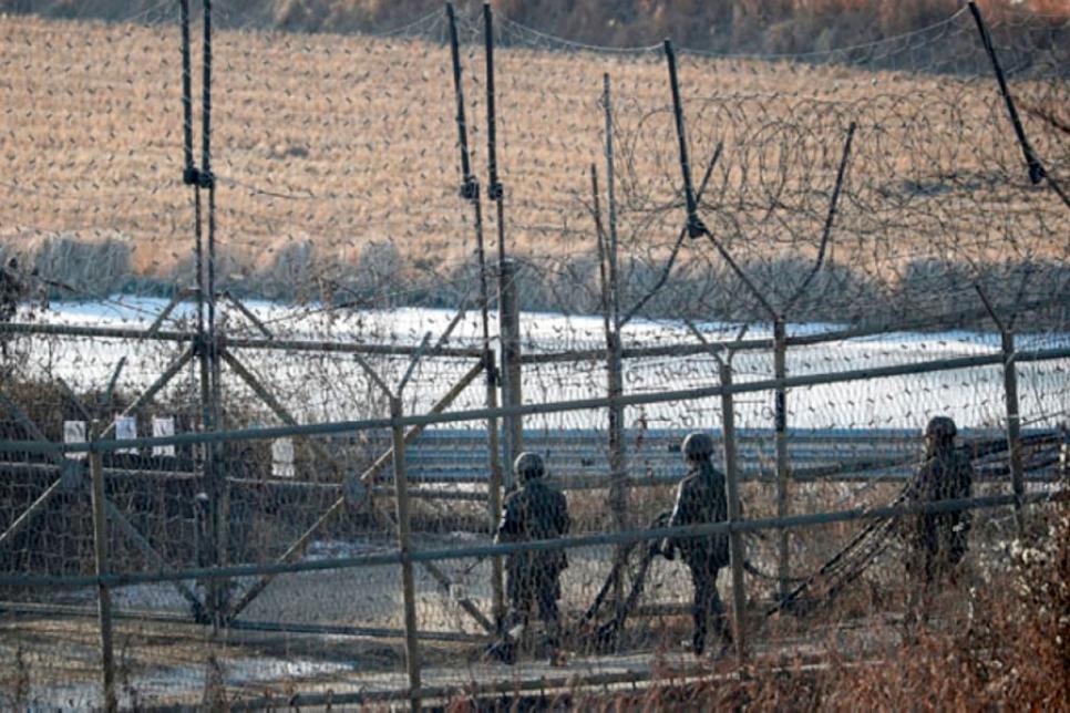 Солдат утік з Північної Кореї через кордон з колючим дротом