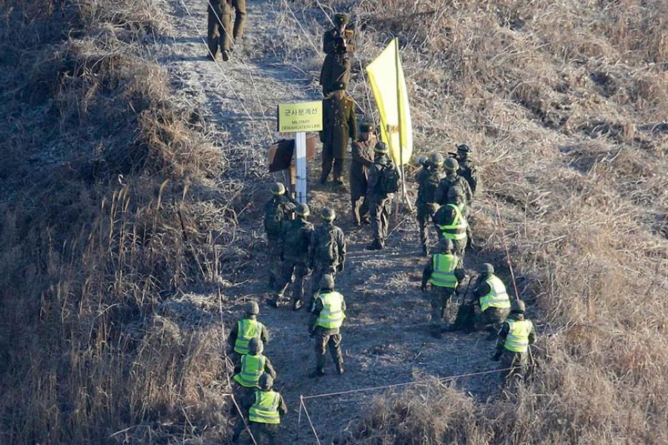 Проверка уничтожения постов и колючей проволоки между Кореями