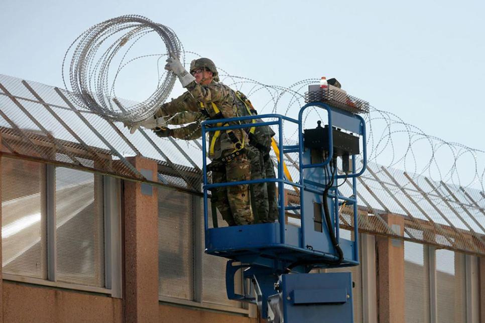 Установка спиральных заграждений из колючей проволоки военными