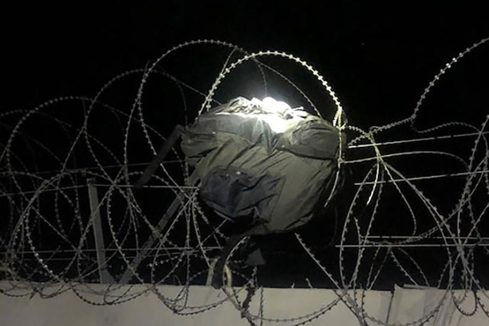 Колючая проволока с запутанной взрывчаткой в Турции