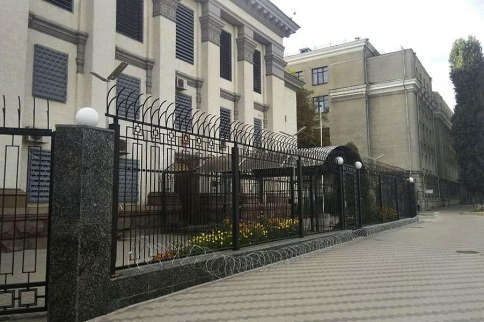 Колючая проволока снимается с забора посольства России в Киеве