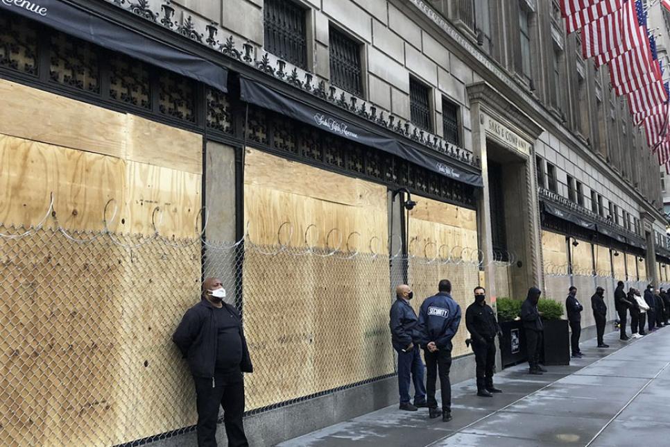 Колючая проволока вокруг Saks Fifth Avenue