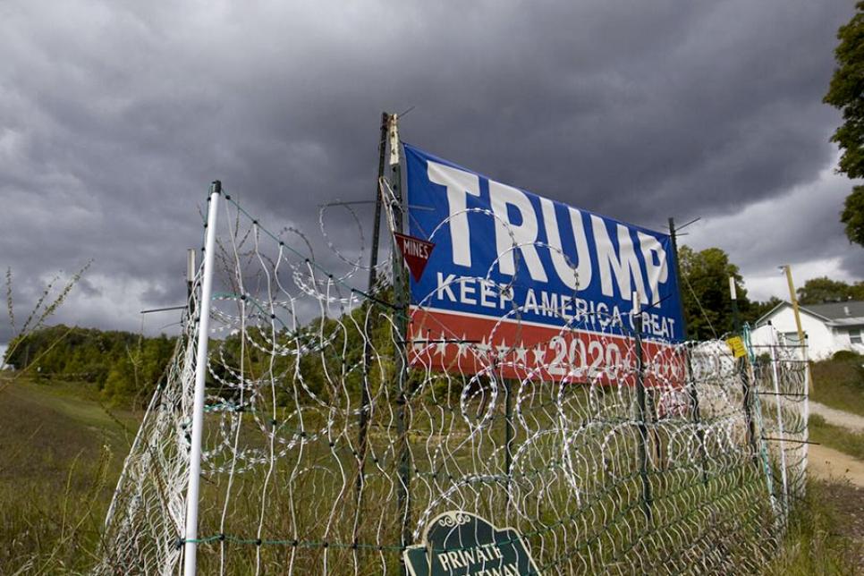 Реклама Трампа и колючая проволока