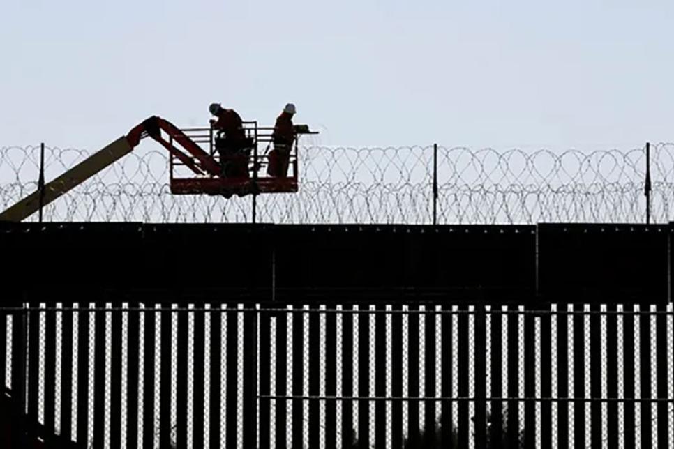Колючая проволока устанавливается на границе США с Мексикой