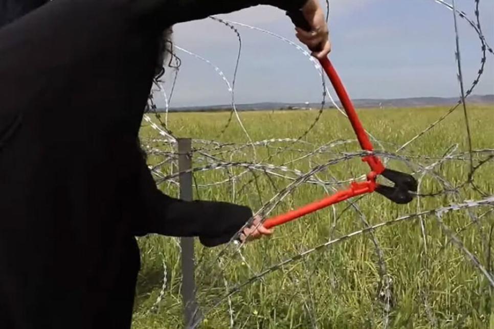 Активисты уничтожают колючую проволоку на Кипре