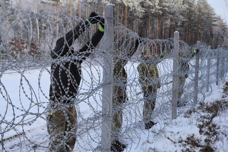 Украина устанавливает колючую проволоку Егоза на границе с Беларусью