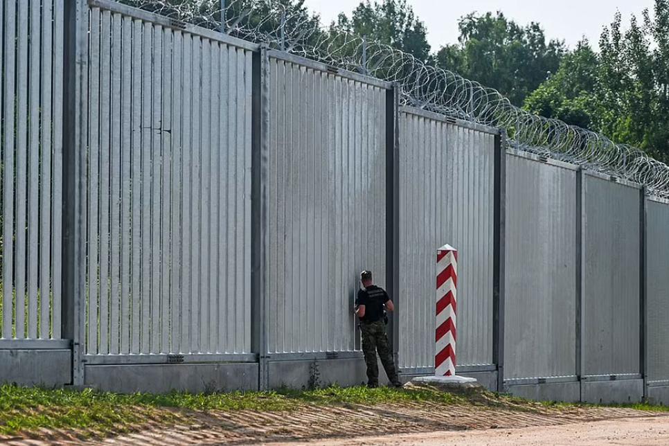 Стена и колючая проволока на польской границе