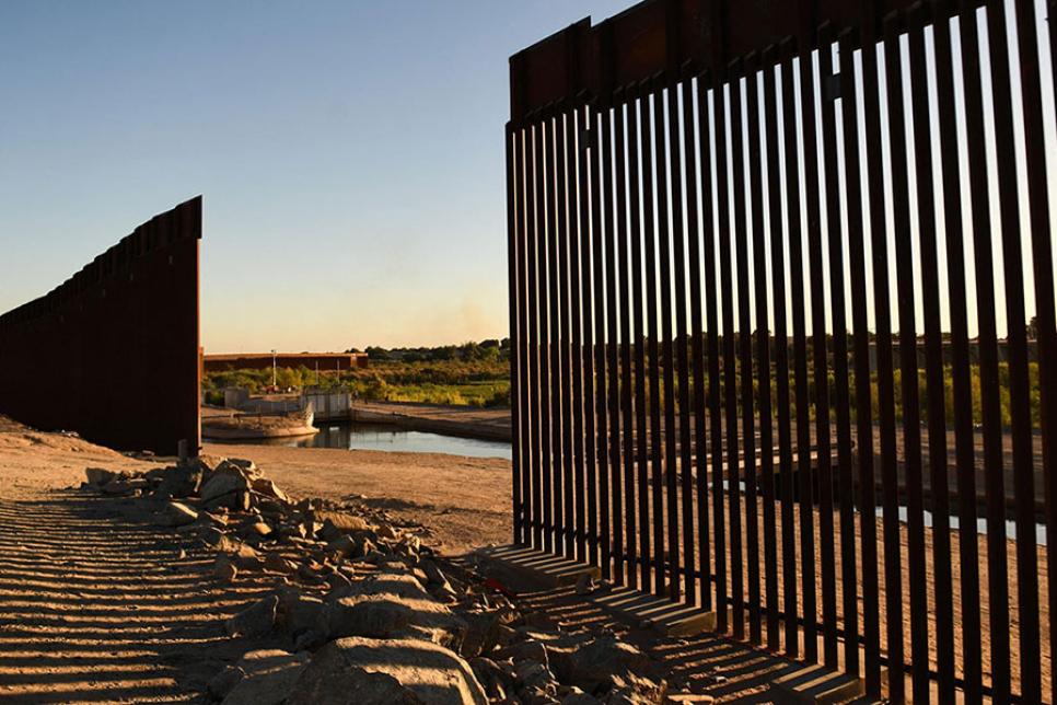 Стена Трампа продолжает строиться