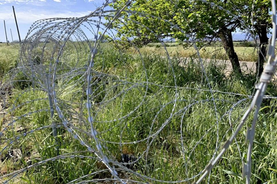 Колючая проволока вызывает протесты