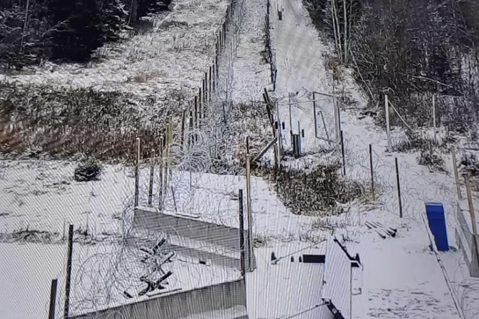 Колючая проволока на новых участках границы с Россией