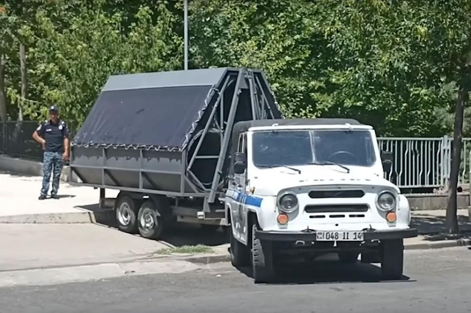 Мобільний бар'єр з колючого дроту