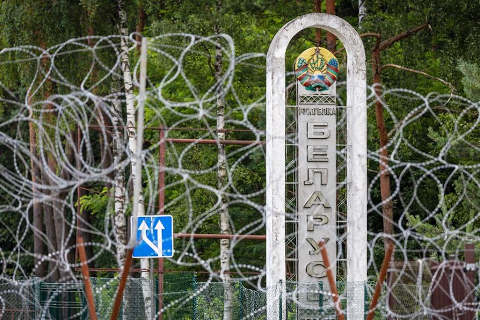 Польша закрыла границу с Беларусью и установила колючую проволоку